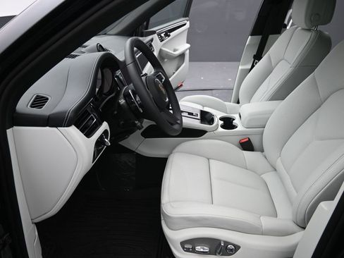 New 2025 Porsche Macan image 5