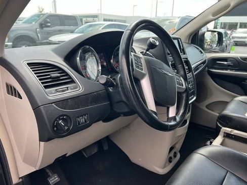 Used 2016 Chrysler Town & Country Touring FWD image 9