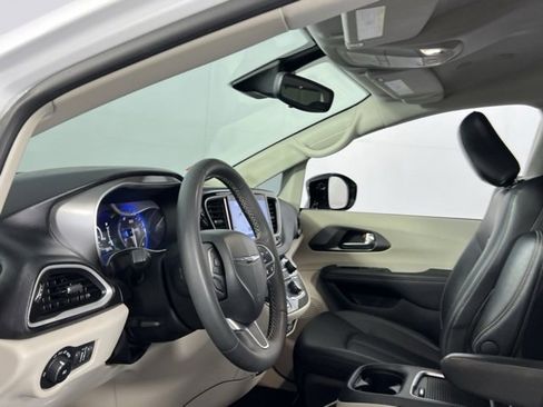 Used 2024 Chrysler Pacifica Touring-L image 24
