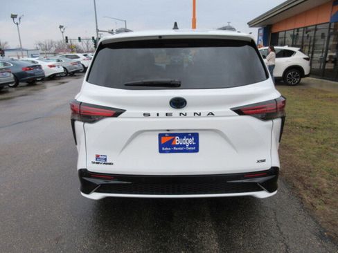 Used 2025 Toyota Sienna XSE w/ XSE Plus Package image 4