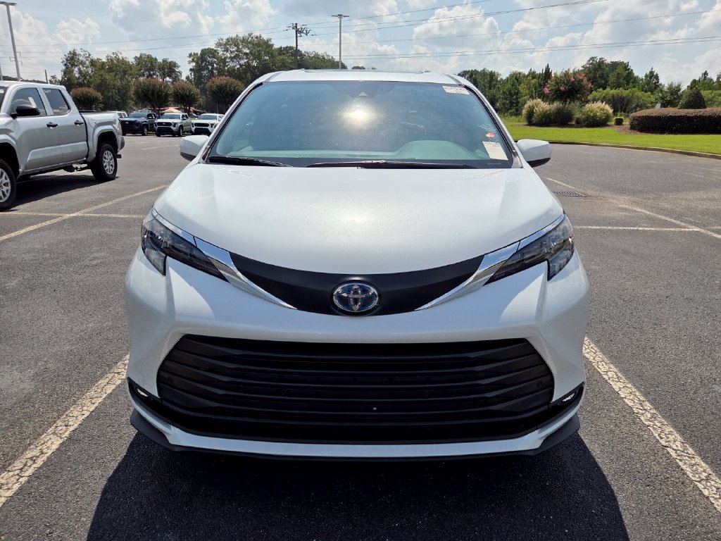 Used 2025 Toyota Sienna XLE w/ XLE Plus Package FWD image 2