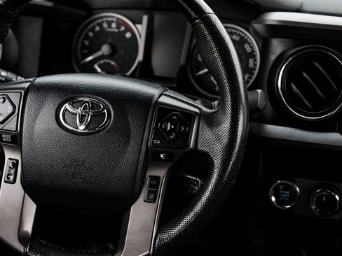 Used 2020 Toyota Tacoma TRD Off-Road AWD/4WD image 14