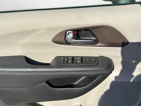 Used 2024 Chrysler Voyager LX image 23