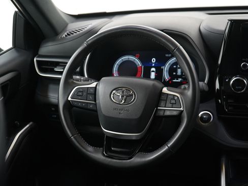 Used 2025 Toyota Highlander XSE image 17