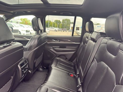 Used 2025 Jeep Grand Cherokee Limited w/ Black Appearance Package AWD/4WD image 29