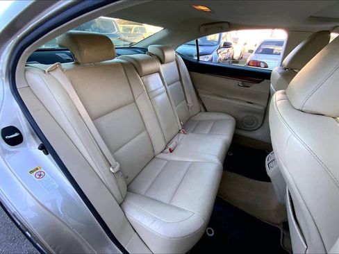 Used 2013 Lexus ES 300h Hybrid w/ Luxury Pkg image 18