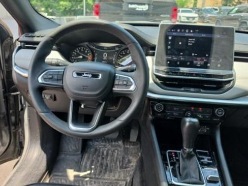 Used 2023 Jeep Compass Limited w/ Elite Group AWD/4WD image 3