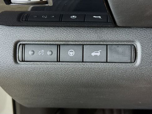 Used 2025 Nissan Pathfinder SV FWD image 9