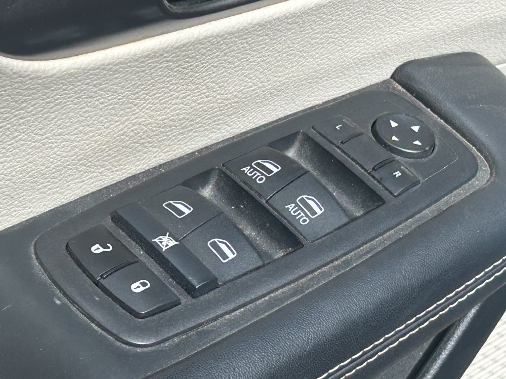 Used 2024 Chrysler Pacifica Touring-L FWD image 26
