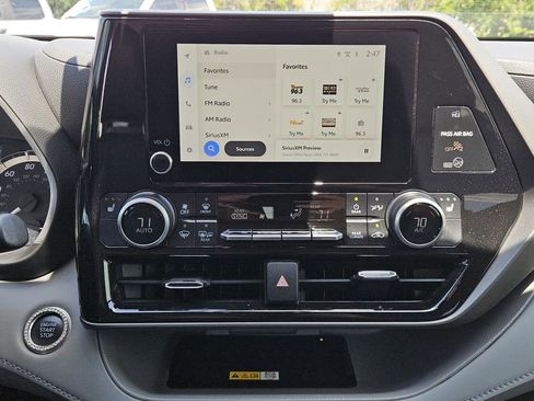 Used 2024 Toyota Highlander XLE FWD image 16