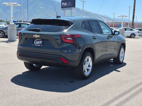 Used 2025 Chevrolet Trax LS w/ LS Convenience Package FWD image 3