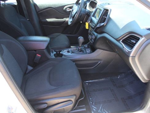 Used 2019 Jeep Cherokee Latitude w/ Popular Appearance Group AWD/4WD image 7