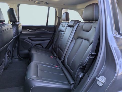 Used 2023 Jeep Grand Cherokee Limited image 14