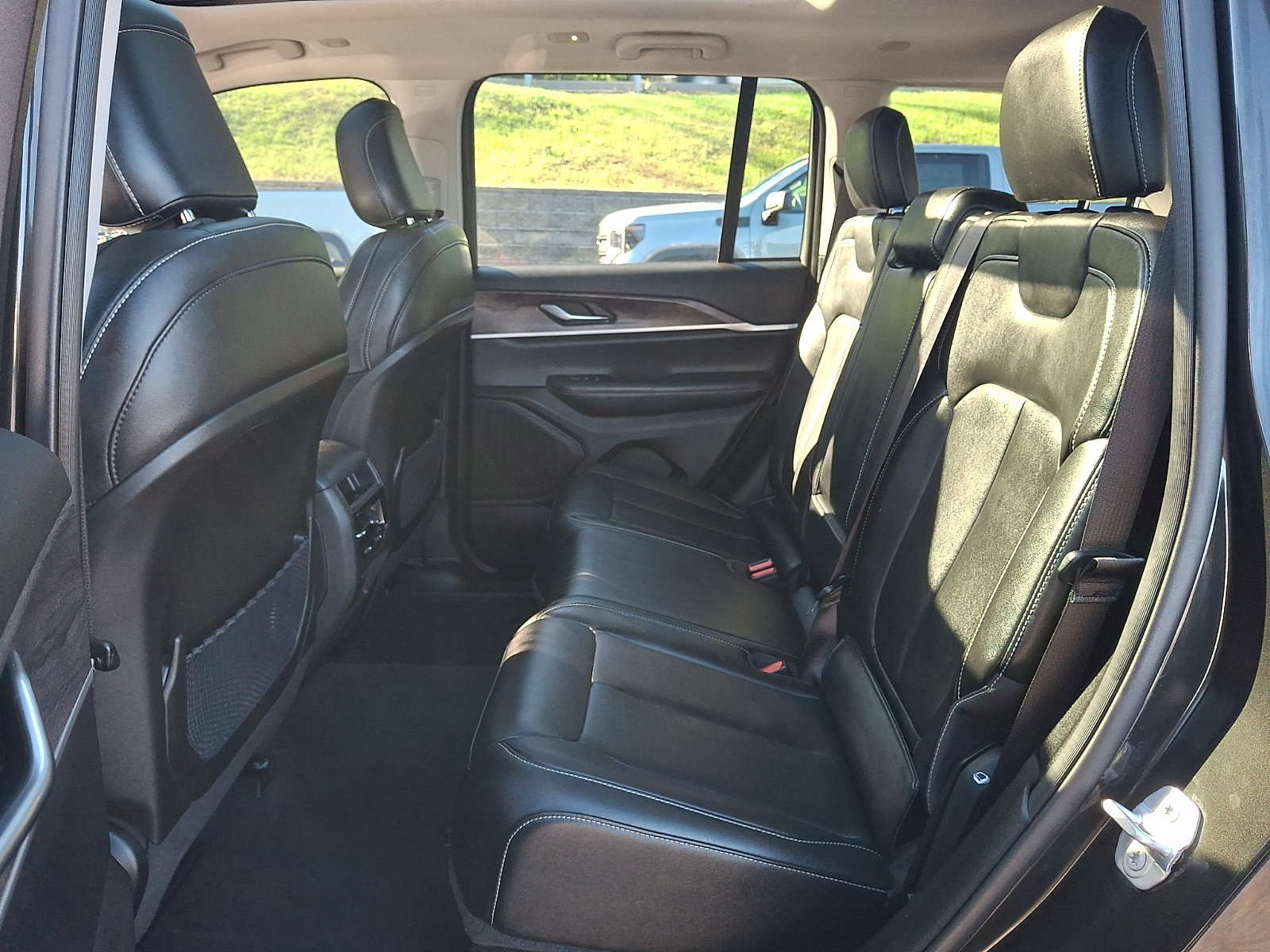 Used 2024 Jeep Grand Cherokee Limited AWD/4WD image 10