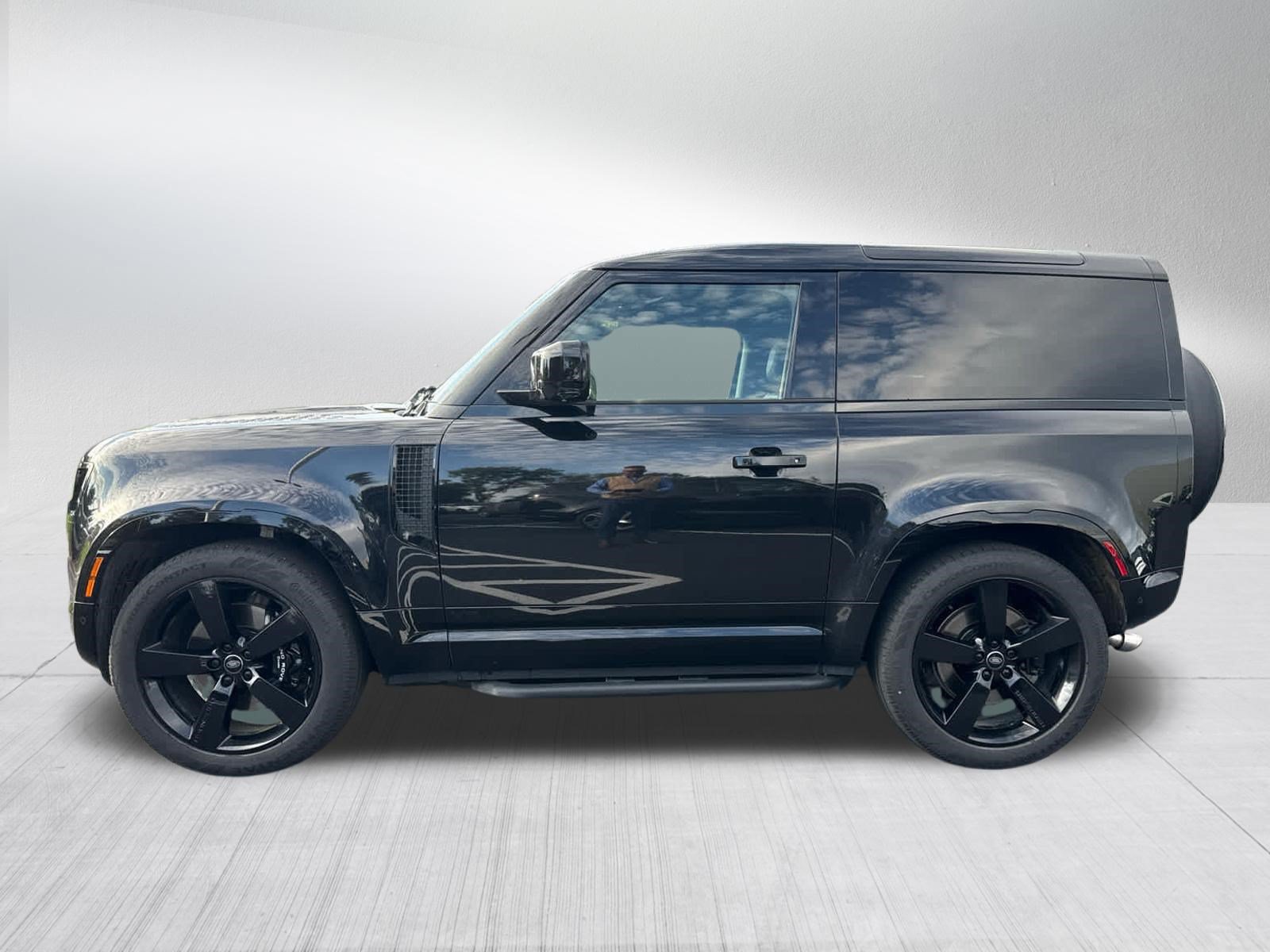 Used 2024 Land Rover Defender 90 V8 AWD/4WD image 2
