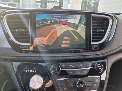 Used 2025 Chrysler Pacifica Limited FWD image 18