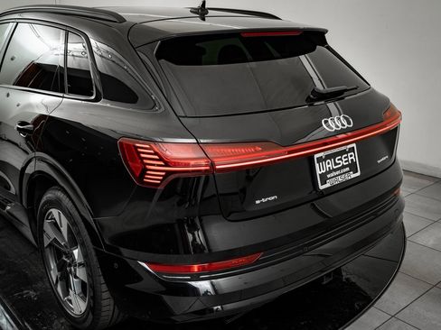 Used 2022 Audi e-tron Premium w/ Convenience Plus Package image 19