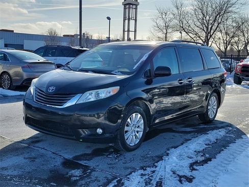 Used 2014 Toyota Sienna XLE image 2