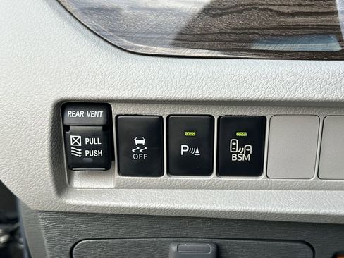 Used 2017 Toyota Sienna XLE w/ XLE Navigation Package FWD image 20
