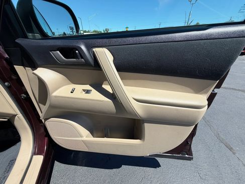 Used 2013 Toyota Highlander Plus AWD/4WD image 14