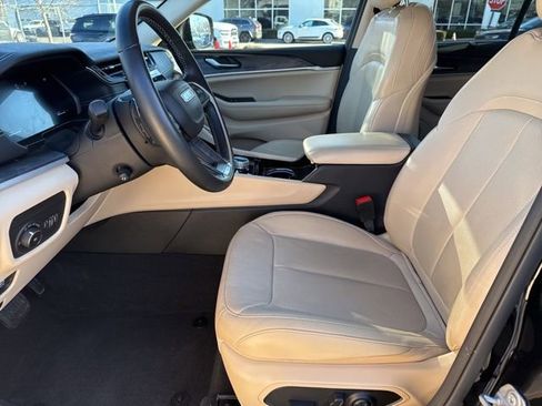 Used 2022 Jeep Grand Cherokee Limited w/ Luxury Tech Group II image 21