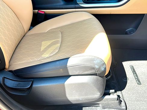 Used 2024 Kia Carnival LX image 26