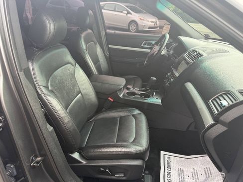 Used 2017 Ford Explorer XLT w/ Equipment Group 202A AWD/4WD image 23