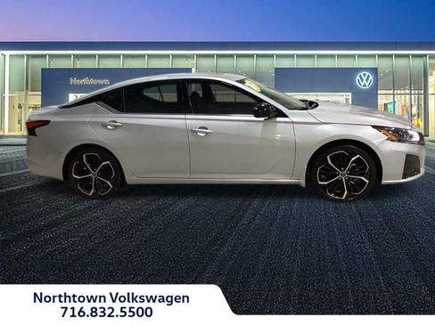 Used 2024 Nissan Altima 2.5 SR w/ SR Premium Package image 2