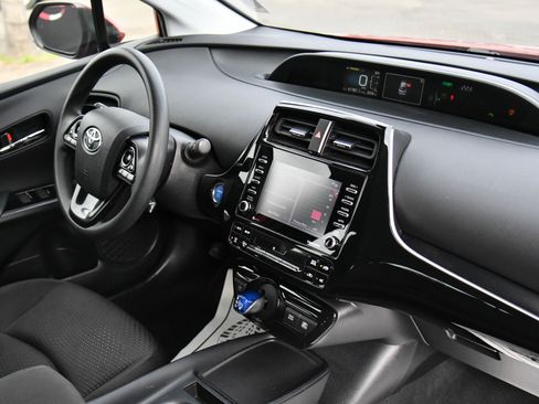 Used 2021 Toyota Prius LE image 38