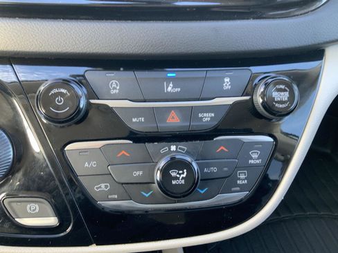 Used 2022 Chrysler Pacifica Touring-L image 48