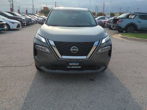 Used 2023 Nissan Rogue SV image 3