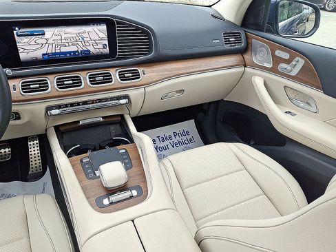 Used 2025 Mercedes-Benz GLS 450 4MATIC image 11