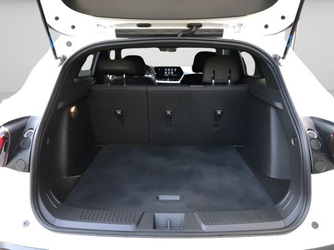 Used 2025 Chevrolet Trax RS FWD image 9
