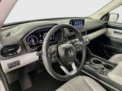 Used 2025 Honda Pilot Touring image 10