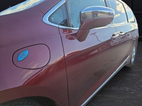 Used 2018 Chrysler Pacifica Limited image 39