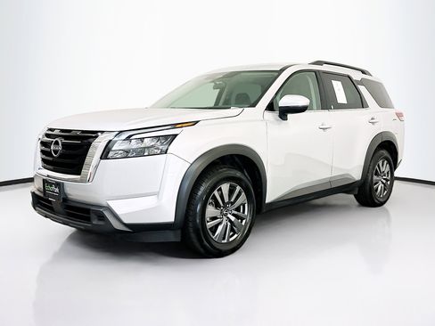Used 2025 Nissan Pathfinder SV image 3