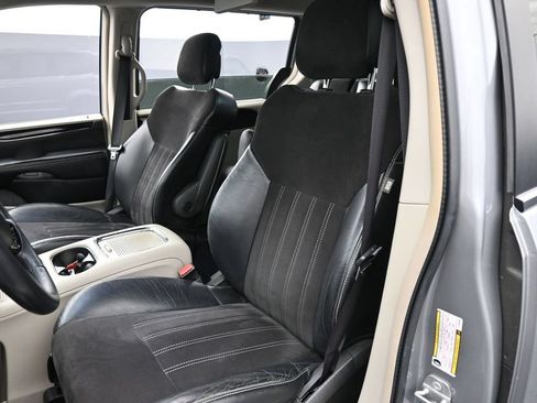 Used 2014 Chrysler Town & Country Touring-L FWD image 23