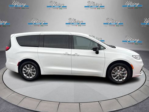 New 2026 Chrysler Pacifica Select image 2