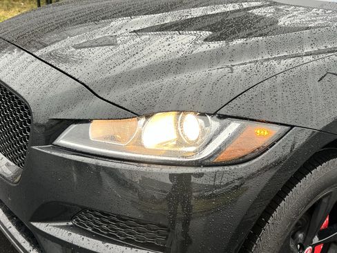 Used 2019 Jaguar F-PACE Premium image 12