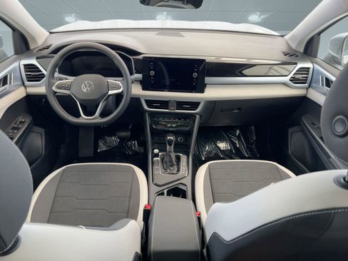 New 2026 Volkswagen Taos SE image 17