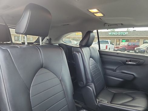 Used 2021 Toyota Highlander XLE AWD/4WD image 32