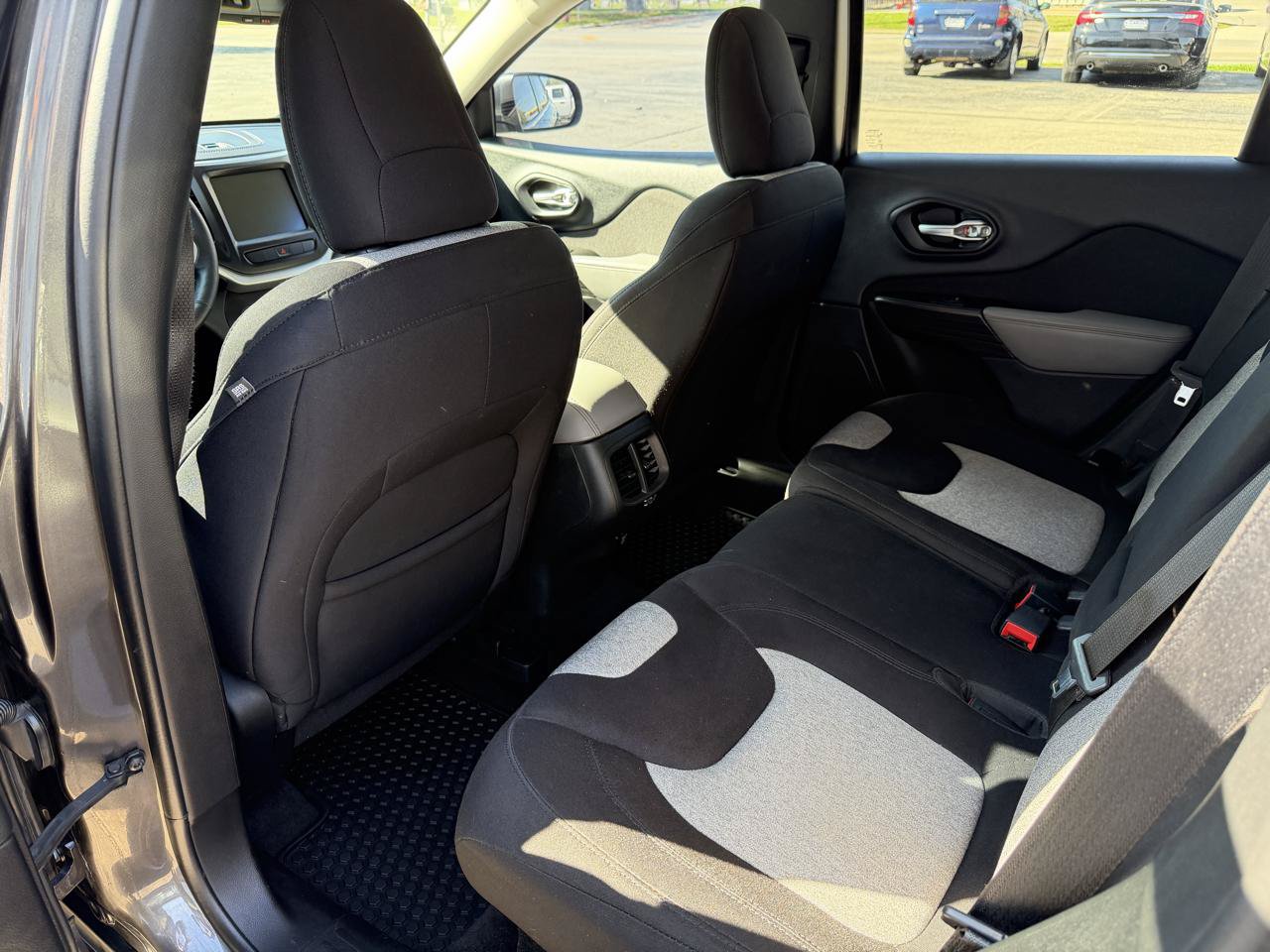 Used 2014 Jeep Cherokee Latitude w/ Cold Weather Group AWD/4WD image 13