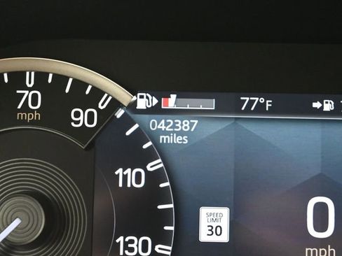 Used 2023 Land Rover Defender 110 X-Dynamic SE image 19