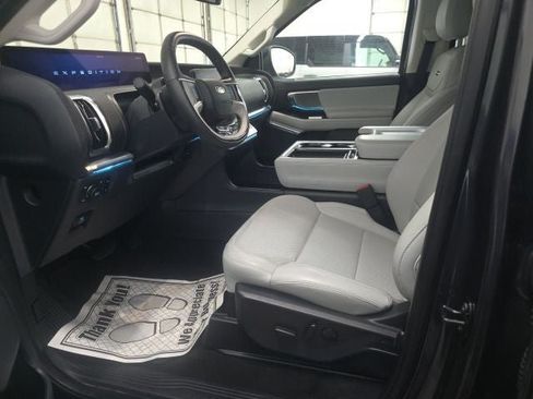 Certified 2025 Ford Expedition Platinum w/ Driver's Package AWD/4WD image 17