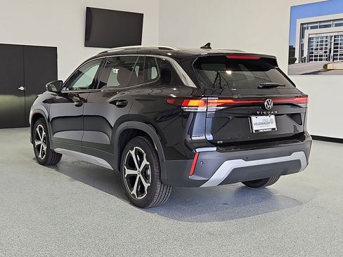 New 2026 Volkswagen Tiguan SE FWD image 7