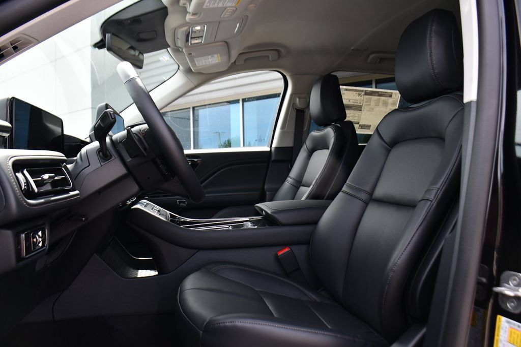 Used 2026 Lincoln Aviator AWD image 13