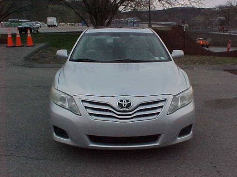 Used 2010 Toyota Camry LE FWD image 3