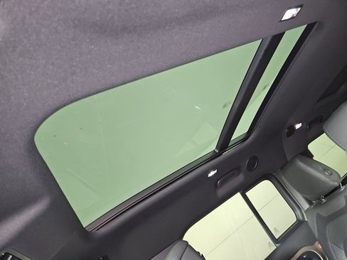 Used 2023 Land Rover Defender 130 X-Dynamic SE image 9