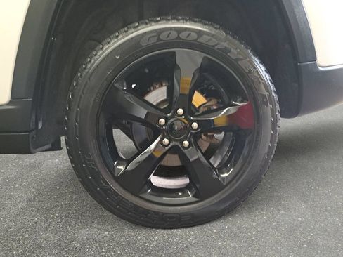 Certified 2024 Jeep Grand Cherokee Altitude AWD/4WD image 32