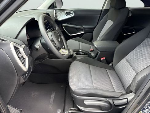 Used 2023 Kia Soul LX w/ LX Technology Package FWD image 17